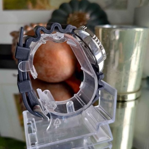 [SOLD]     Women's MOMENTUM DIVE WATCH 200M Water Resistant New Battery and Band - Picture 6 of 11